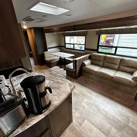 American Camping Im Us-wohnwagen Campsite